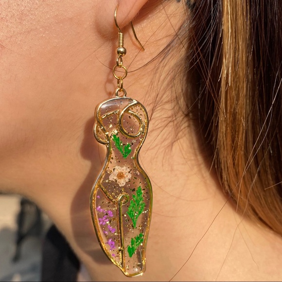 Gold Silhouette Earrings ✨ - Picture 3 of 3